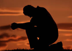 גבר מתפלל-על-אחד