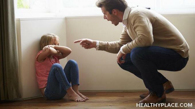 הורות מצליחה תוך כדי חיים עם PTSD מורכבת יכולה להיות מאתגרת, אך לא בלתי אפשרית. למד כיצד להיות ההורה הכי טוב שאתה יכול להיות ב- HealthyPlace.